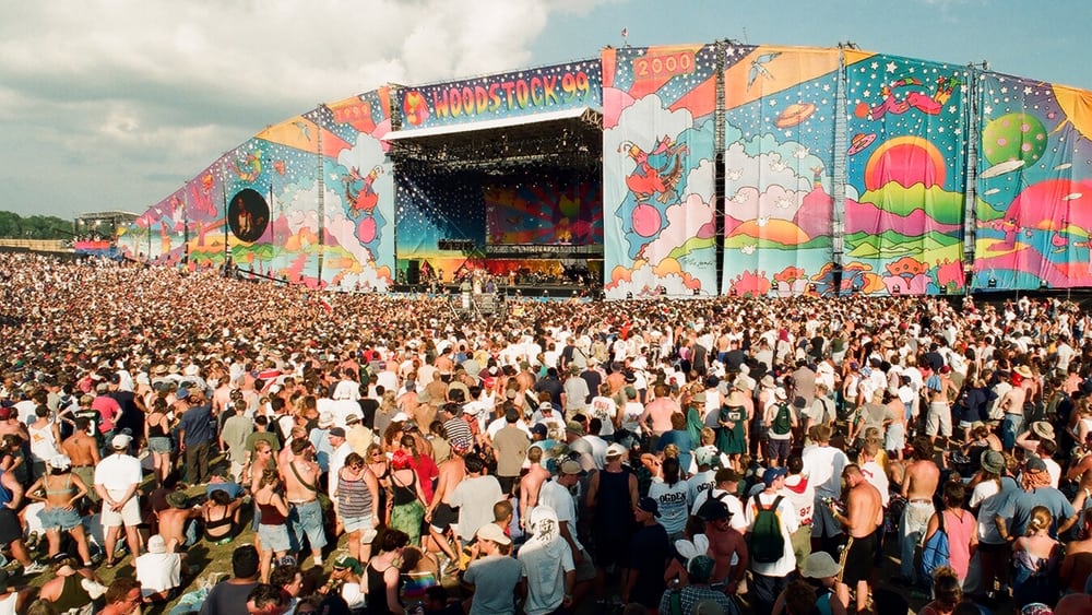 A peaceful crowd before the chaos at Woodstock '99